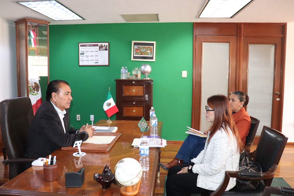 tres personas sentadas hablando