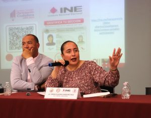 una mujer hablando mediante micrófono