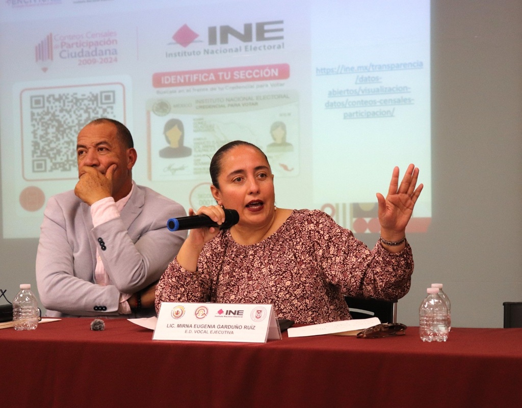 una mujer hablando mediante micrófono