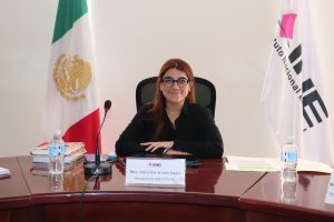 mujer sentada mirando al frente y sonriendo