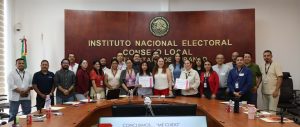 varias personas de pie posando para la fotografía grupal