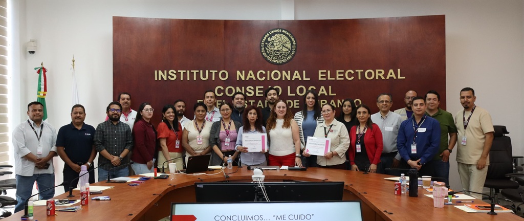 varias personas de pie posando para la fotografía grupal