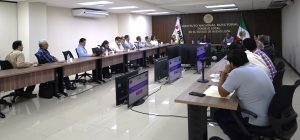 varias personas reunidos en una sala de juntas
