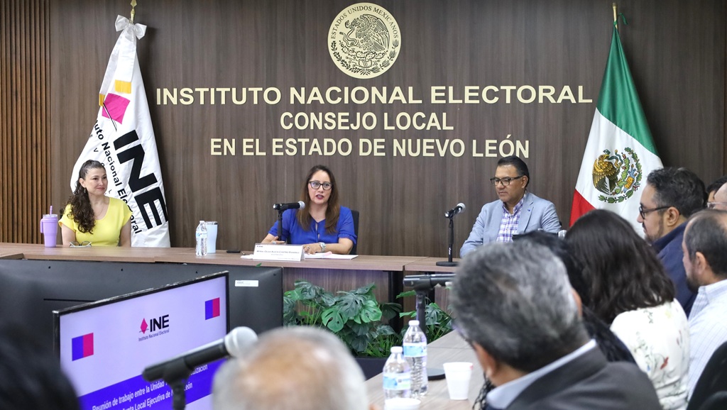 varias personas sentadas en una sala de reunión
