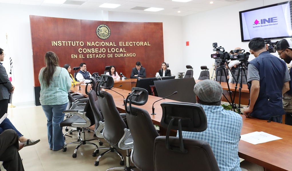 varias personas de pie y sentadas