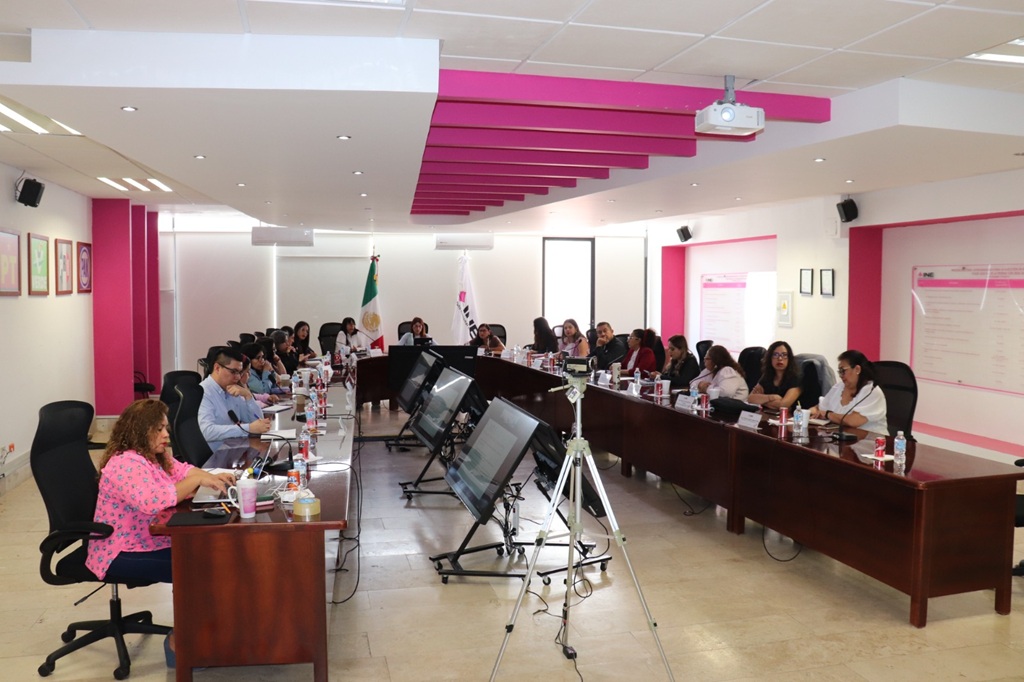 varias mujeres sentadas en una mesa ovalada