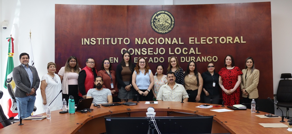 Personas con alguna discapacidad en la sala del Consejo Local del INE en Durango