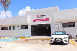 fachada color blanco del inmueble de la Junta Local del INE en Quintana Roo