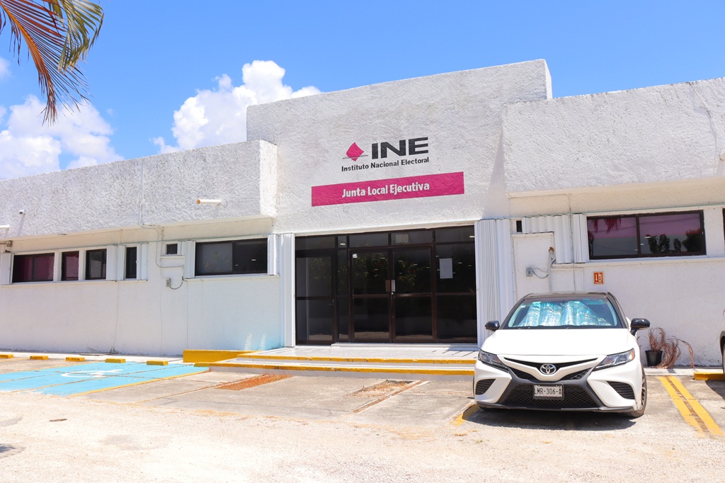 fachada color blanco del inmueble de la Junta Local del INE en Quintana Roo