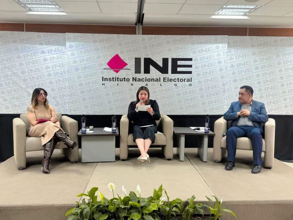 tres personas sentadas en unos sillones