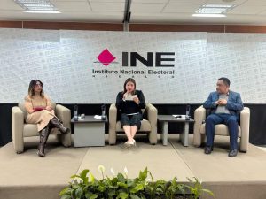 tres personas sentadas en unos sillones