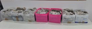 cajas color blanco y rosa con credenciales para votar sin validez