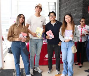 Cuatro personas jóvenes de pie posando para la fotografía