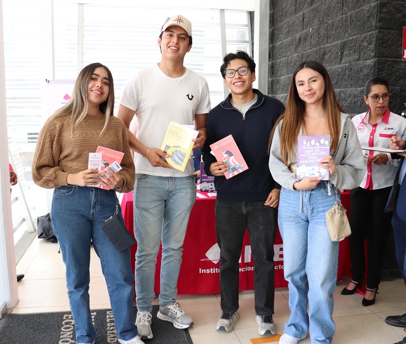 Cuatro personas jóvenes de pie posando para la fotografía