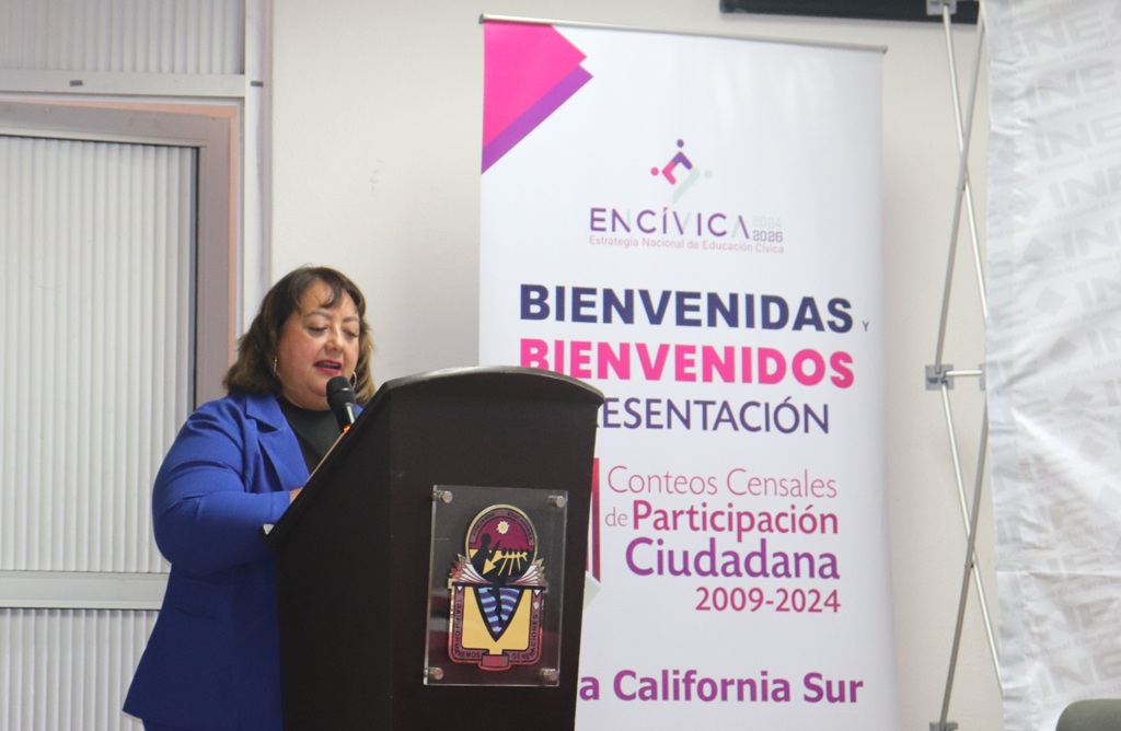 mujer de pie hablando frente a un atril