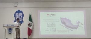 un hombre frente a una imagen con un mapa de México