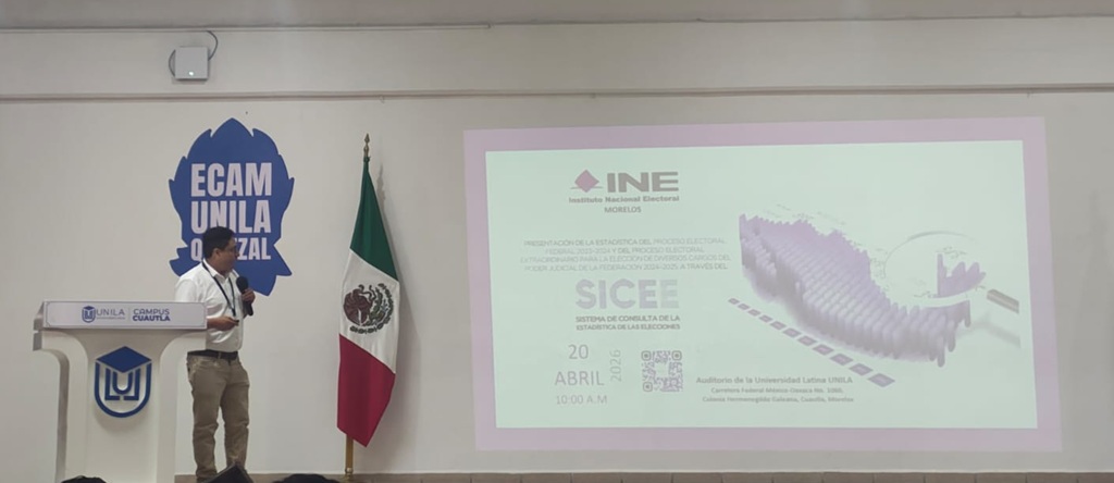 un hombre frente a una imagen con un mapa de México