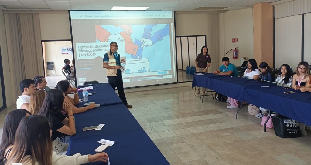 una persona de pie dando una clase