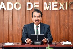 un hombre de bigote sentado en la mano tiene una tableta digital