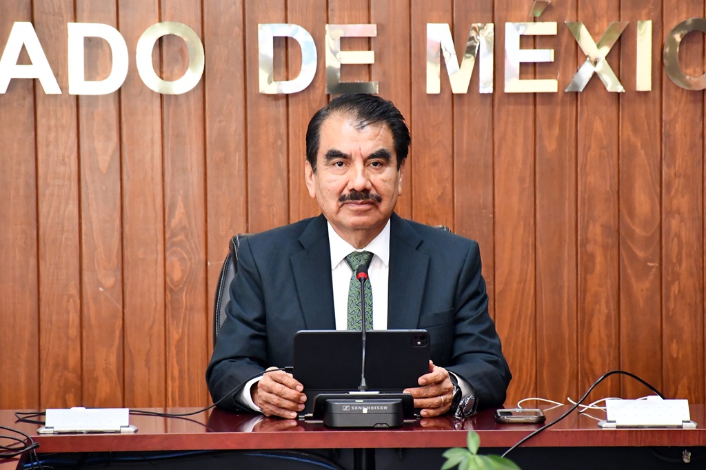 un hombre de bigote sentado en la mano tiene una tableta digital