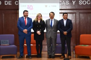 tres hombres y una mujer de pie posando para la foto oficial