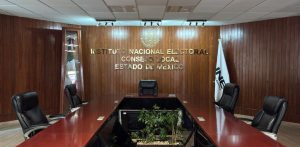 Una oficina con sillas vacías y el letrero Consejo Local del INE Estado de México