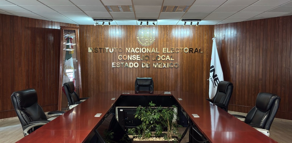 Una oficina con sillas vacías y el letrero Consejo Local del INE Estado de México