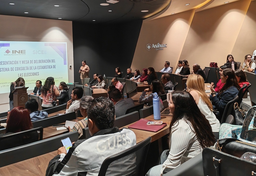 varias personas dentro de un auditorio
