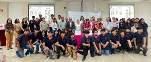 personas adultas y jóvenes posando para la foto oficial