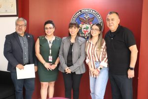 tres mujeres y dos hombres de pie para la foto oficial