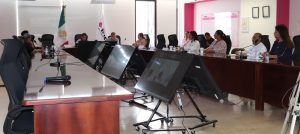 varias personas sosteniendo una reunión de trabajo