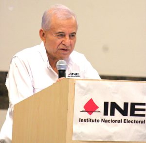 un adulto mayor hablando mediante micrófono