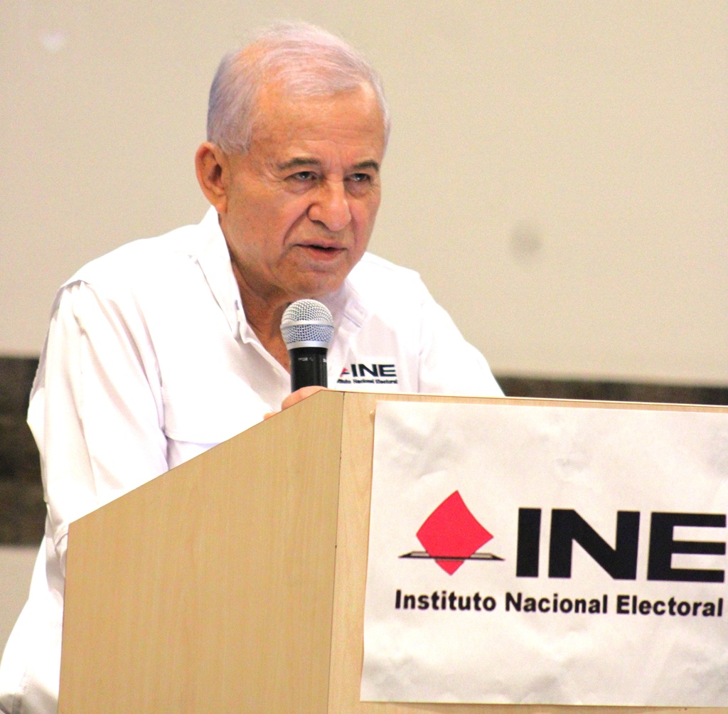 un adulto mayor hablando mediante micrófono