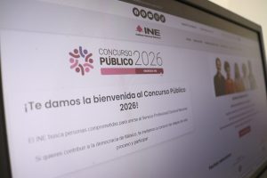 anuncio en computadora sobre una convocatoria