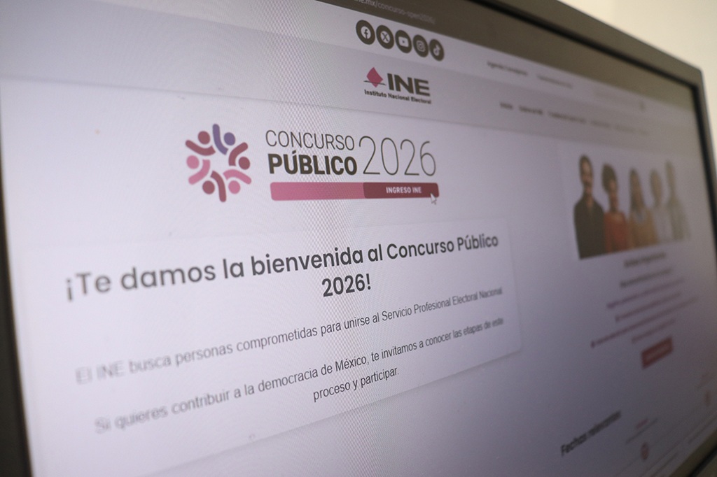 anuncio en computadora sobre una convocatoria