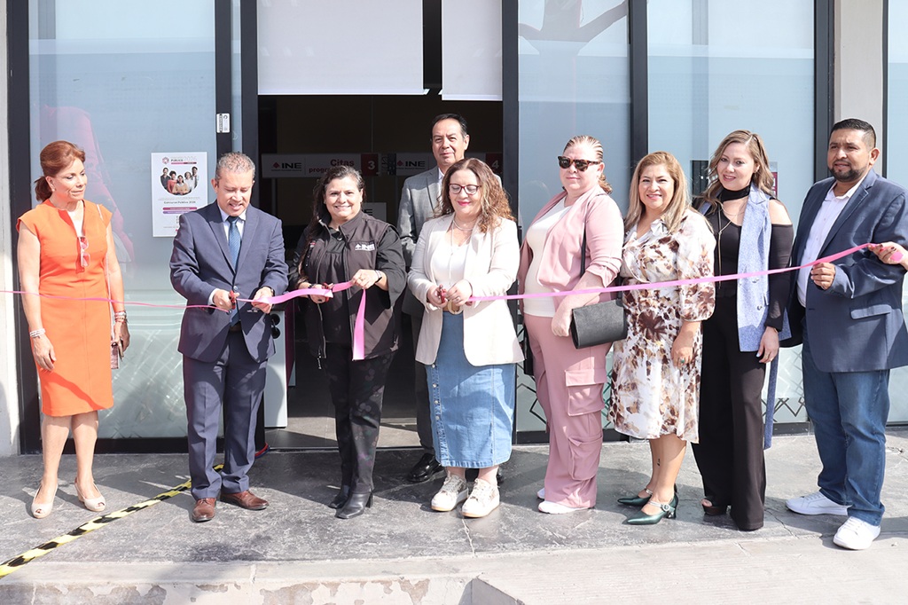 varias personas sosteniendo un listón rosa