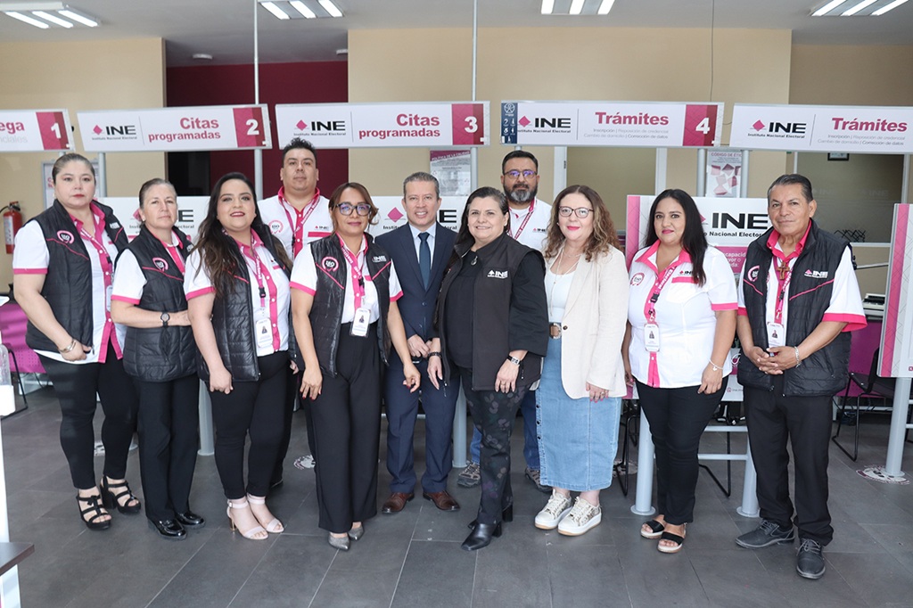 varias personas de pie dentro de las instalaciones de un Módulo del INE