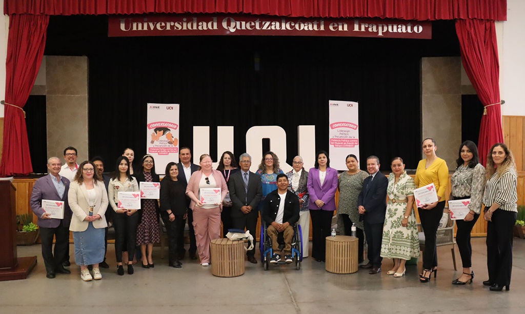 mujeres y hombres posando para la fotografía oficial