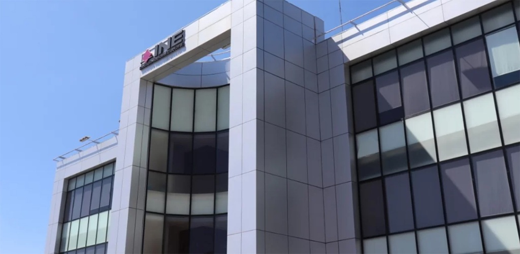 Edificio gris de tres pisos