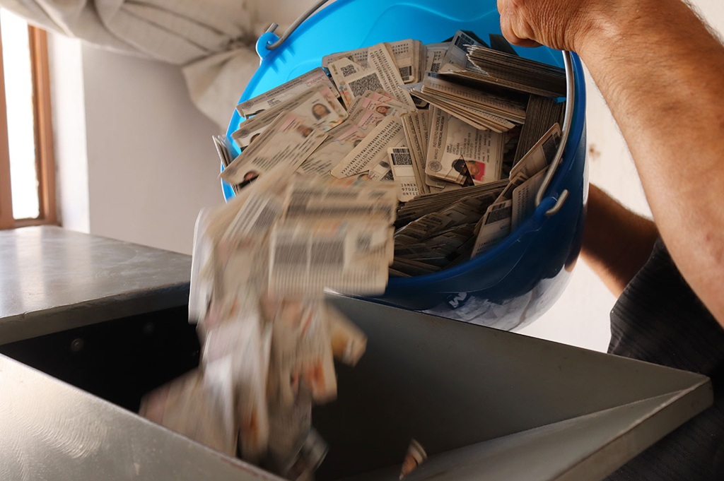 cubeta con credenciales para votar sin validez