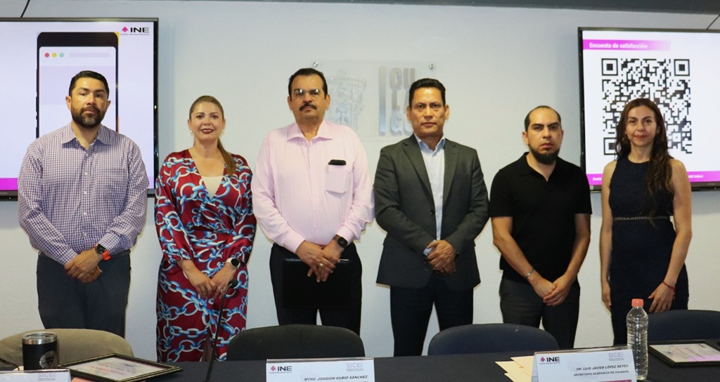 seis personas de pie posando para la foto oficial