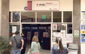 Personas llegando a un Módulo de Atención Ciudadana