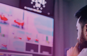 Persona monitoreando información de medios