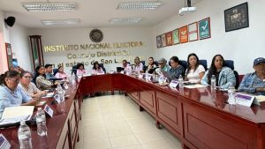 más de 10 mujeres sentadas alrededor de una mesa de madera