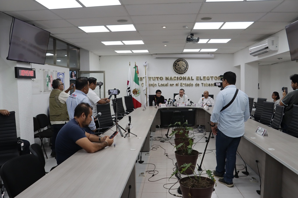 varias personas representantes de medios de comunicación de Tabasco tomando fotos