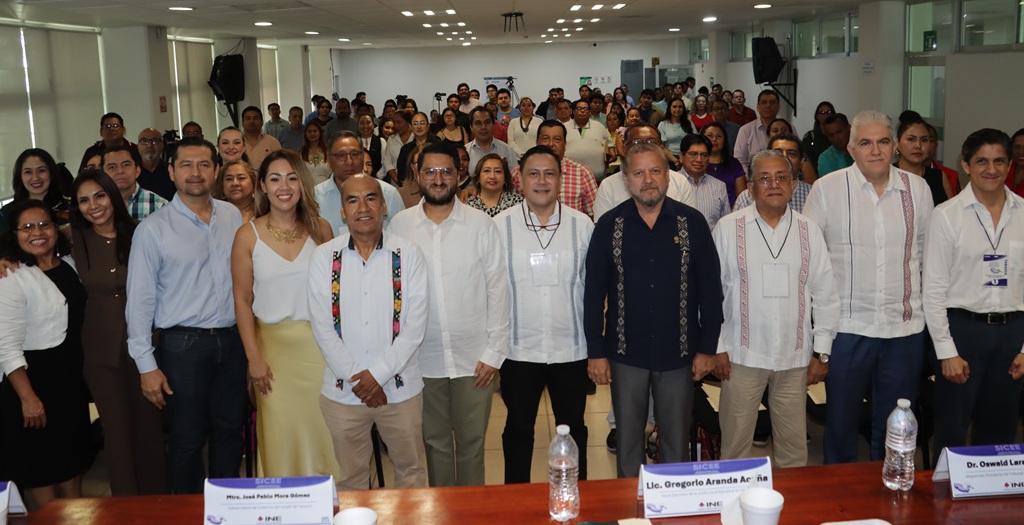 muchas personas de pie en un auditorio