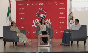 dos mujeres y un hombre sentados en sillones individuales