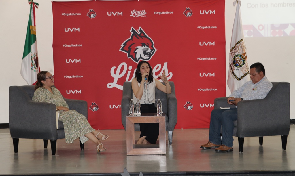 dos mujeres y un hombre sentados en sillones individuales