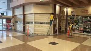 trabajadores pintando la fachada de un módulo