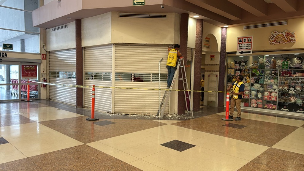 trabajadores pintando la fachada de un módulo